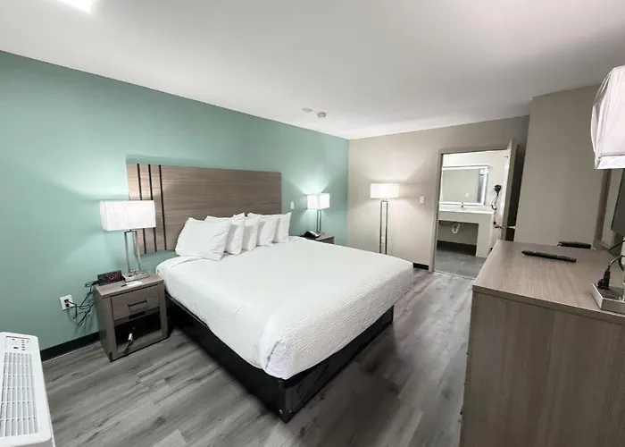 Baymont By Wyndham At Nas Corry Hotel 2*