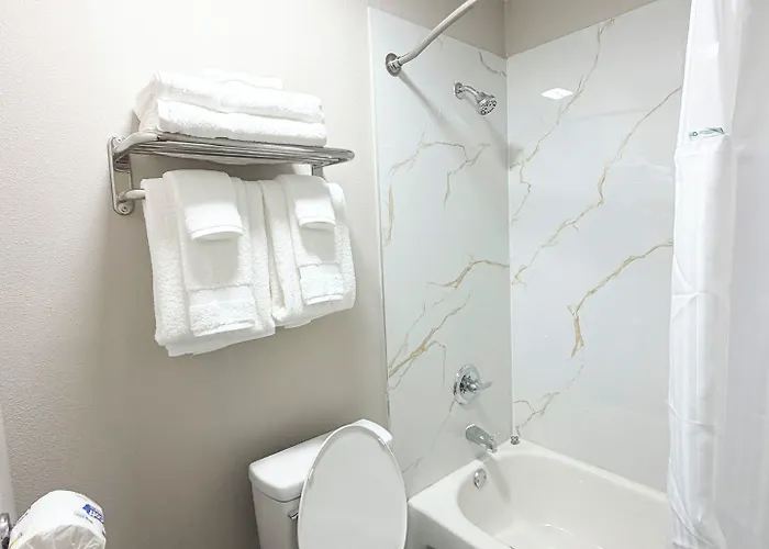 Hotel Baymont By Wyndham At Nas Corry 2*